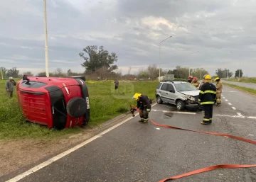 Dos vehículos colisionaron en el cruce de rutas: Una mujer resultó lesionada