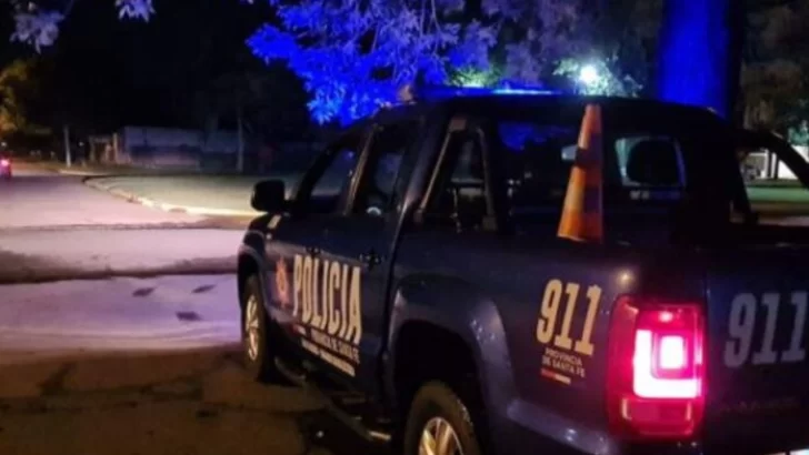 Estaba con su hija menor, escuchó disparos y encontró una nota amenazante en el garaje de su casa