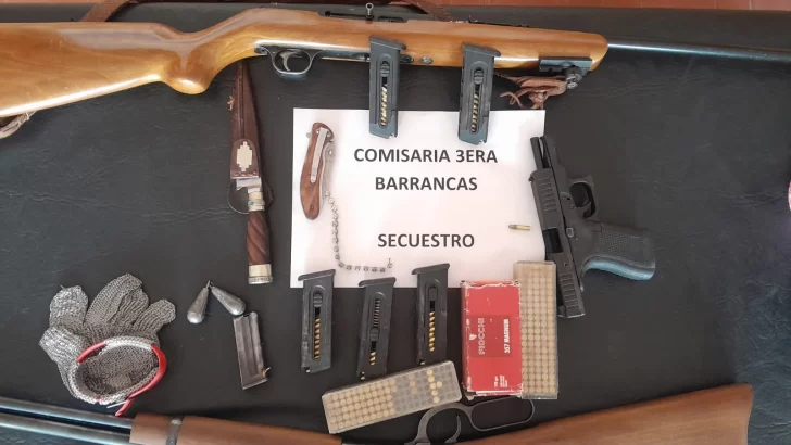 Robaron armas de fuego y las abandonaron junto a las vías en Barrancas