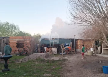 Feroz incendio se desató en una casa en Desvío Arijón y una familia perdió todo
