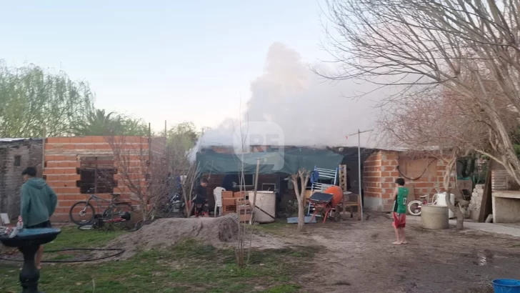 Feroz incendio se desató en una casa en Desvío Arijón y una familia perdió todo