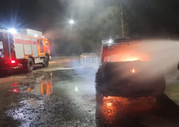 Se le incendió por completo el auto a un vecino de Puerto en Aldao