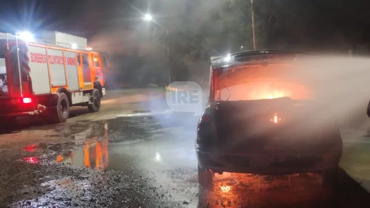 Se le incendió por completo el auto a un vecino de Puerto en Aldao
