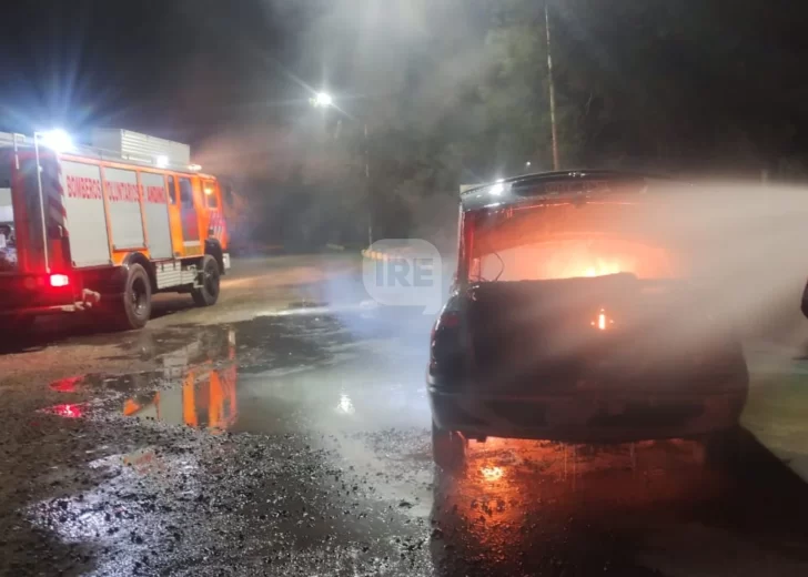 Se le incendió por completo el auto a un vecino de Puerto en Aldao