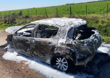 Incendio en zona rural: Un auto quedó destruido en Monje