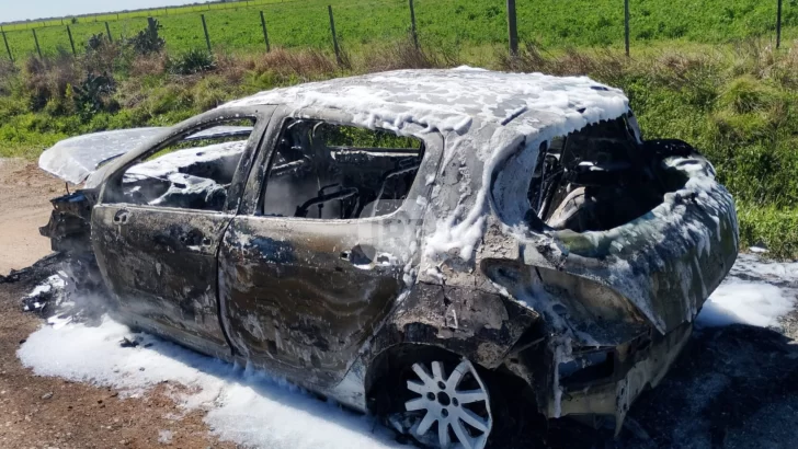 Incendio en zona rural: Un auto quedó destruido en Monje