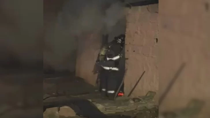 Incendio en San Lorenzo: Un dormitorio quedó destruido por las llamas