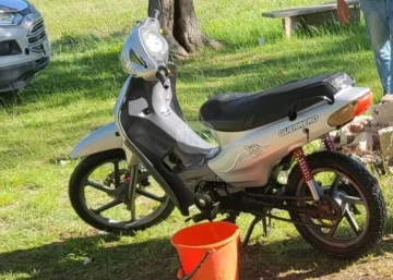 Dejó la moto en la vereda de su casa, fue a hacer compras y cuando volvió no estaba