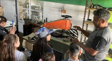 Aprender haciendo: Los chicos de Luis Palacios participaron en talleres textil y de calzado