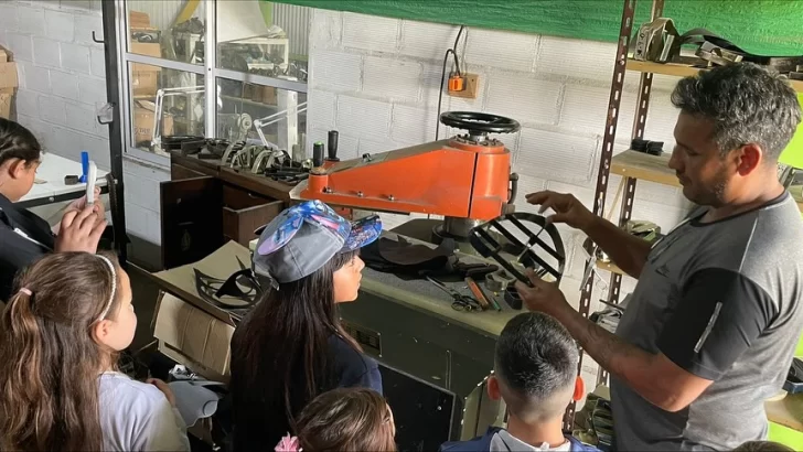 Aprender haciendo: Los chicos de Luis Palacios participaron en talleres textil y de calzado