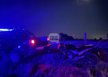 Un motociclista despistó por la 65 en el ingreso a Diaz y terminó hospitalizado