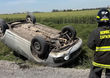 Susto en Puerto San Martín: Un Chevrolet volcó y terminó sobre su techo