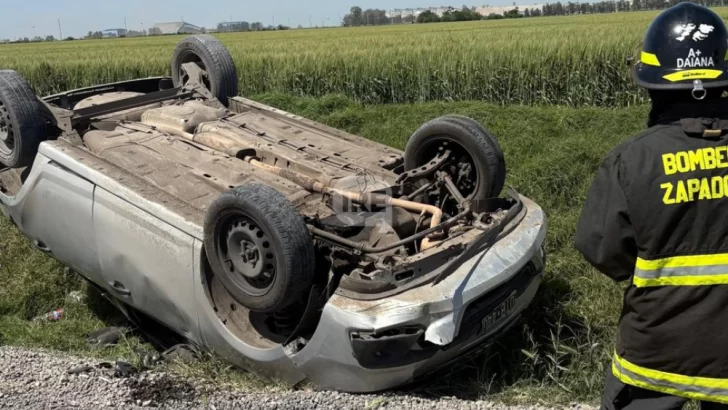 Susto en Puerto San Martín: Un Chevrolet volcó y terminó sobre su techo