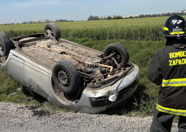 Susto en Puerto San Martín: Un Chevrolet volcó y terminó sobre su techo