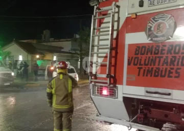 Fuerte accidente en Timbúes: Dos autos chocaron y debieron intervenir los Bomberos por un fuerte olor a combustible