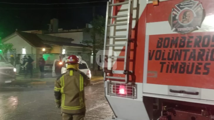 Fuerte accidente en Timbúes: Dos autos chocaron y debieron intervenir los Bomberos por un fuerte olor a combustible