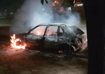 Un auto ardió por completo en plena madrugada en Puerto General San Martín
