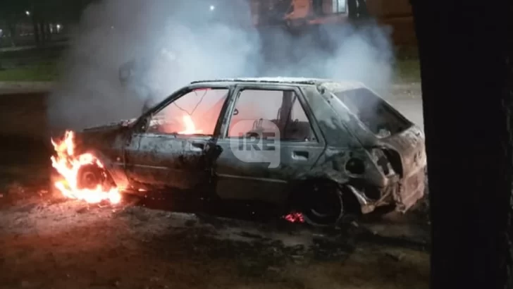 Un auto ardió por completo en plena madrugada en Puerto General San Martín