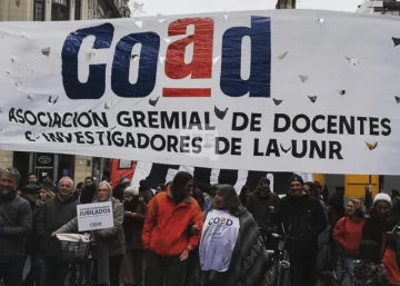 Los docentes de la UNR adhieren al paro nacional de este martes y no habrá clases en las facultades