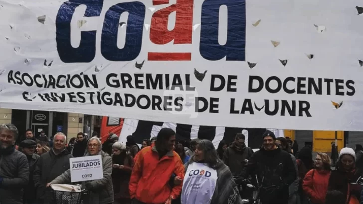 Los docentes de la UNR adhieren al paro nacional de este martes y no habrá clases en las facultades