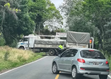 Camiones encajados y caos diario: Vecinos denuncian bloqueos constantes en la colectora entre Ricardone y San Lorenzo