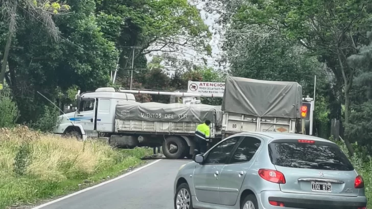 Camiones encajados y caos diario: Vecinos denuncian bloqueos constantes en la colectora entre Ricardone y San Lorenzo