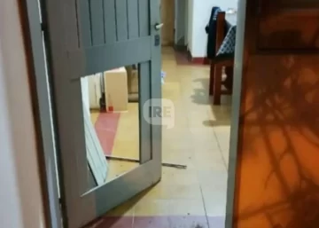 Destrozaron la puerta de una vivienda en Monje en plena madrugada
