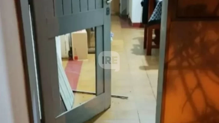 Destrozaron la puerta de una vivienda en Monje en plena madrugada