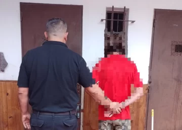 Perdió el control en una discusión y quiso golpear a una policía en Barrancas