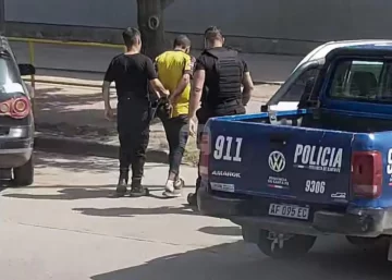 Agredió a un menor frente a una escuela y lo detuvieron en el acto gracias al tótem de seguridad