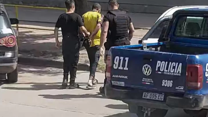 Agredió a un menor frente a una escuela y lo detuvieron en el acto gracias al tótem de seguridad