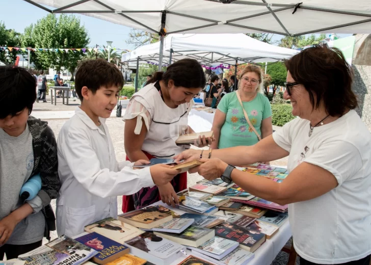 Timbúes fluyó entre libros y emociones en una feria bajo el lema “El agua, nuestro ambiente y nosotros”