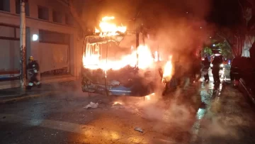 Rosario: Un colectivo ardió en llamas en plena marcha en Salta y Corrientes