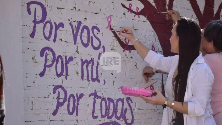 Puerto San Martín pintó un mural colectivo por la concientización del cáncer de mama