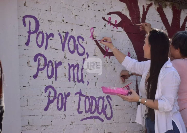 Puerto San Martín pintó un mural colectivo por la concientización del cáncer de mama