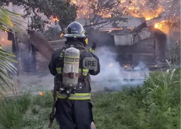 Voraz incendio destruyó una vivienda en Puerto General San Martín