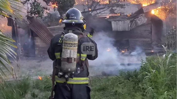 Voraz incendio destruyó una vivienda en Puerto General San Martín