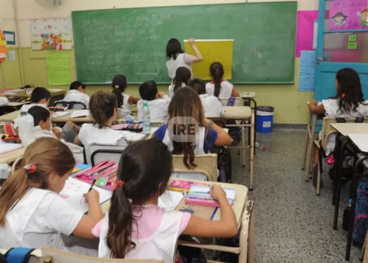 Casi 14 mil millones de pesos serán destinados en premios a docentes por asistencia perfecta Casi 14 mil millones de pesos serán destinados en premios a docentes por asistencia perfecta