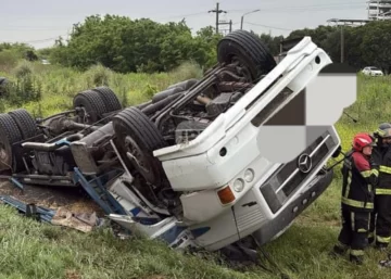 Tensión y rescate en la autopista: Un camionero quedó atrapado tras un vuelco en San Lorenzo