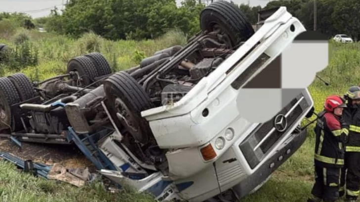 Tensión y rescate en la autopista: Un camionero quedó atrapado tras un vuelco en San Lorenzo