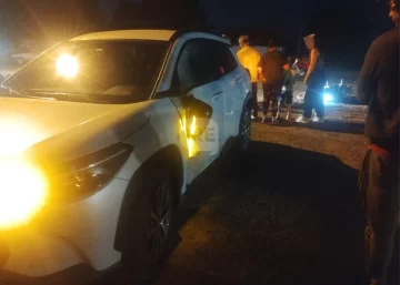 Una moto y un auto chocaron en Andino: Una joven fue derivada con fractura de fémur