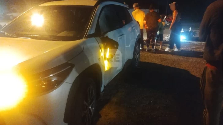 Una moto y un auto chocaron en Andino: Una joven fue derivada con fractura de fémur