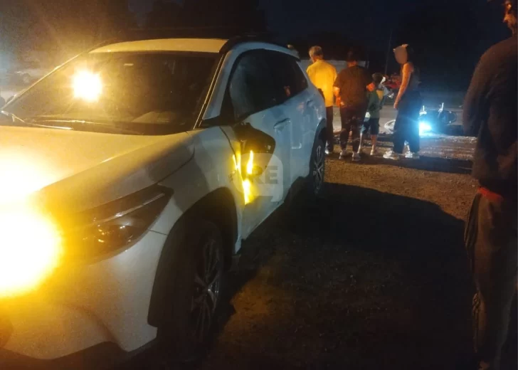 Una moto y un auto chocaron en Andino: Una joven fue derivada con fractura de fémur