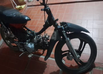 Dos menores circulaban a alta velocidad en Barrancas y les secuestraron la moto