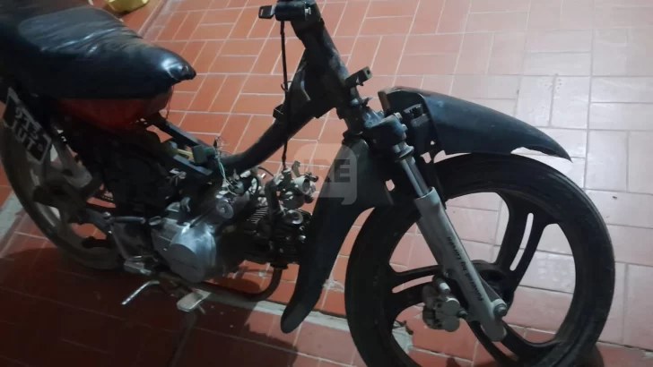 Dos menores circulaban a alta velocidad en Barrancas y les secuestraron la moto