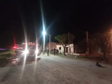 Incendio en Centeno: Una vivienda quedó destruida y un hombre resultó con lesiones leves
