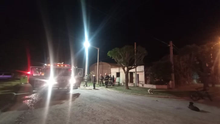 Incendio en Centeno: Una vivienda quedó destruida y un hombre resultó con lesiones leves
