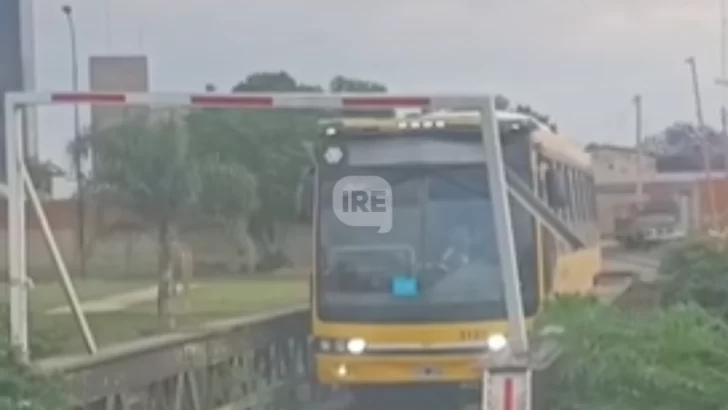 Un colectivo quedó atascado en el puente que une San Lorenzo y Puerto San Martín