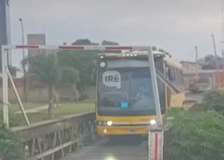 Un colectivo quedó atascado en el puente que une San Lorenzo y Puerto San Martín Un colectivo quedó atascado en el puente que une San Lorenzo y Puerto San Martín