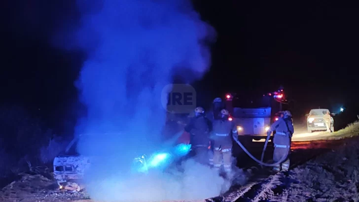 Un auto fue consumido por las llamas en Puerto Gaboto: Una pareja resultó ilesa